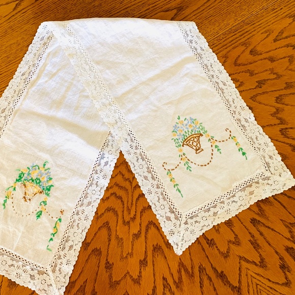 Vintage Hand Embroidered Linen Lace Dresser Scarf - Picture 2 of 11